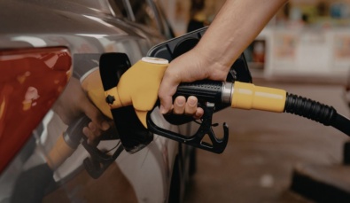 a petrol pump adding fuel to a car used on a blog about the ato providing fuel cost relief to businesses